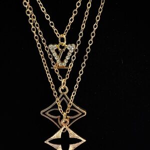 Elegant Gold-Tone 3-Layer Fashion Clover Necklace & Stud Set ✨